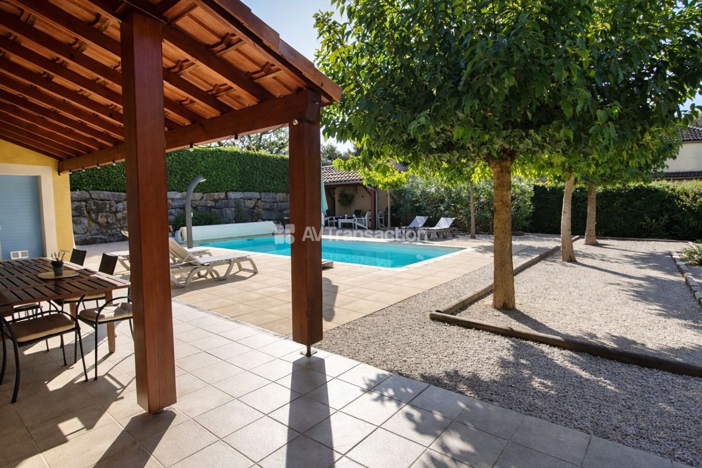 Villa avec piscine, 5 chambres, panneaux photovoltaiques