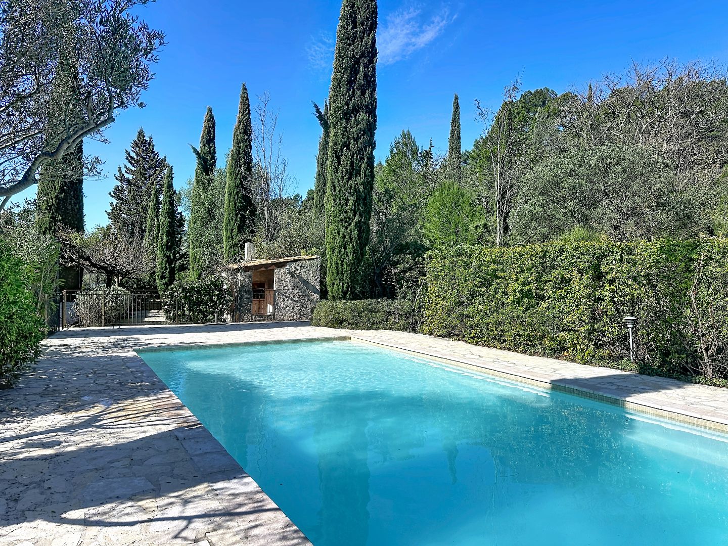 Grande maison avec vue dégagée et piscine à Lorgues