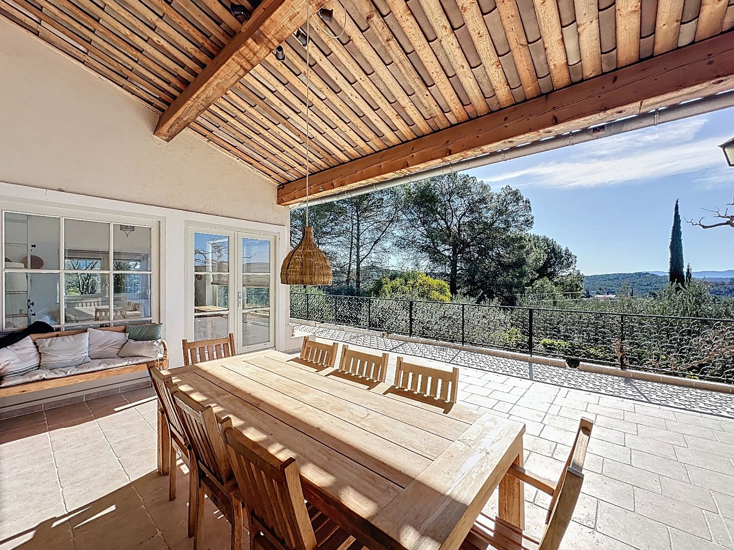  Grande maison avec vue dégagée et  piscine  à Lorgues