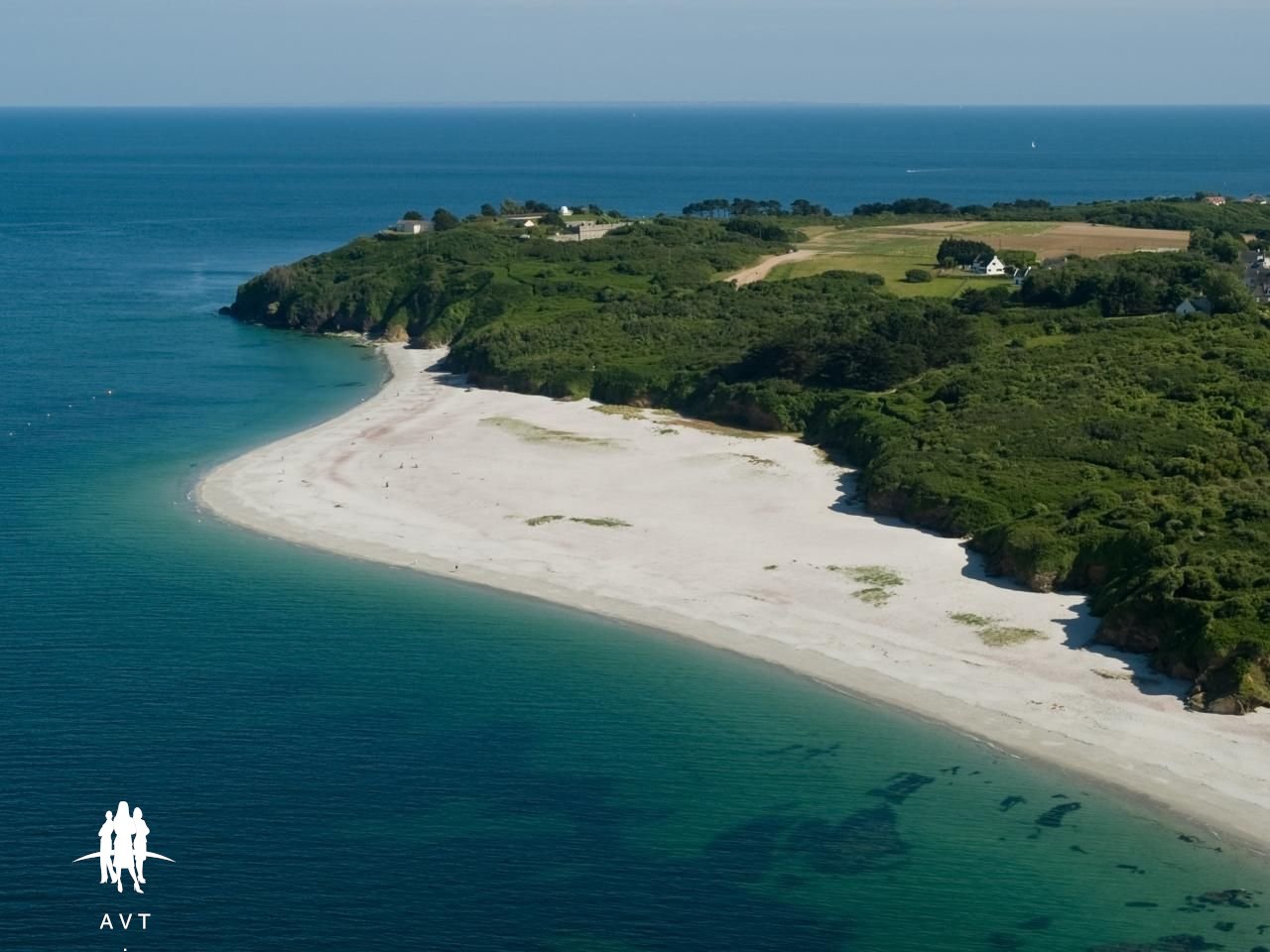 CAMPING SUR L'ILE DE GROIX  VUE ET ACCES PLAGE TERRAIN 22 000 M²