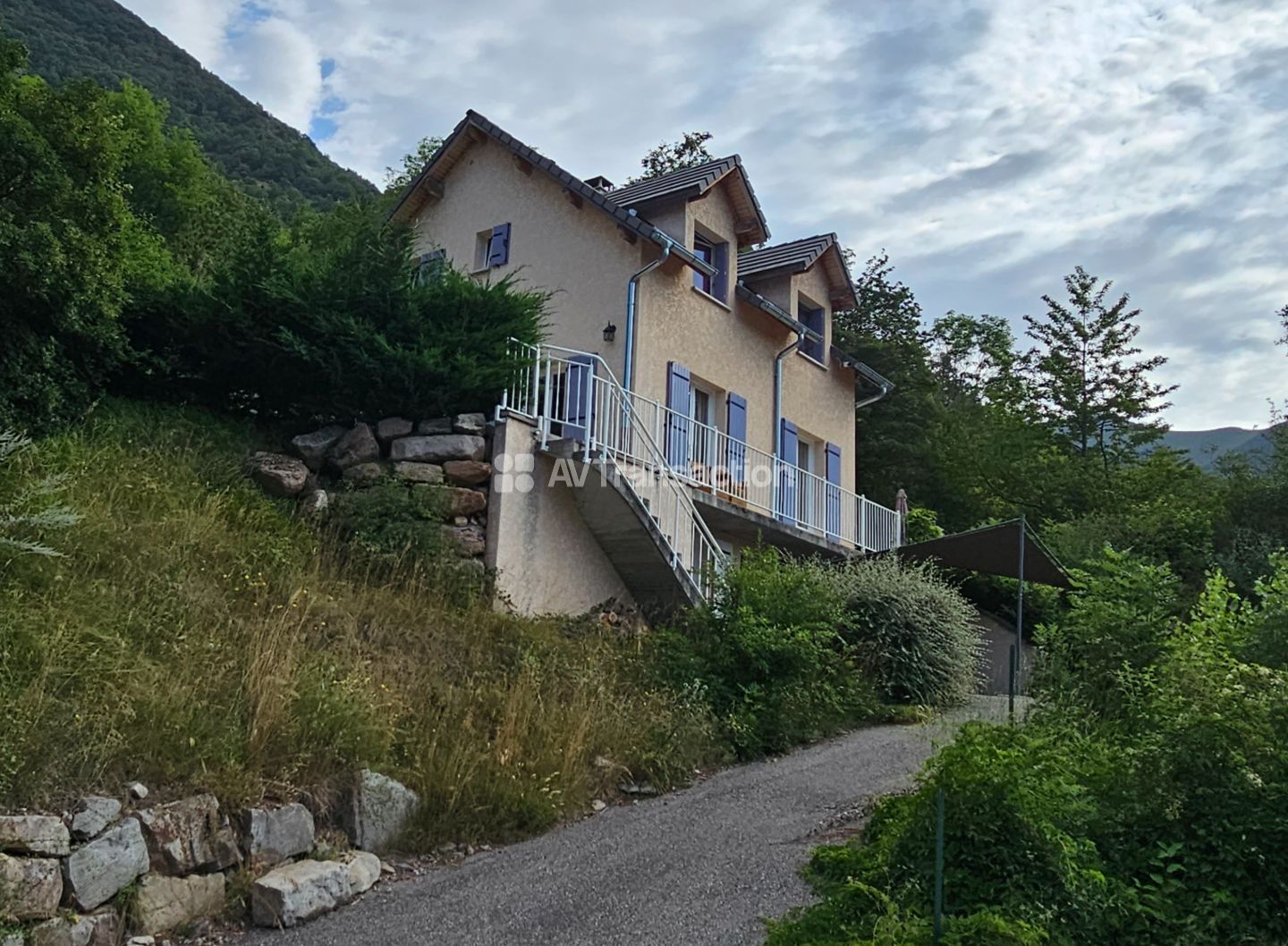 Aspres-les-Corps : Maison individuelle avec vue panoramique