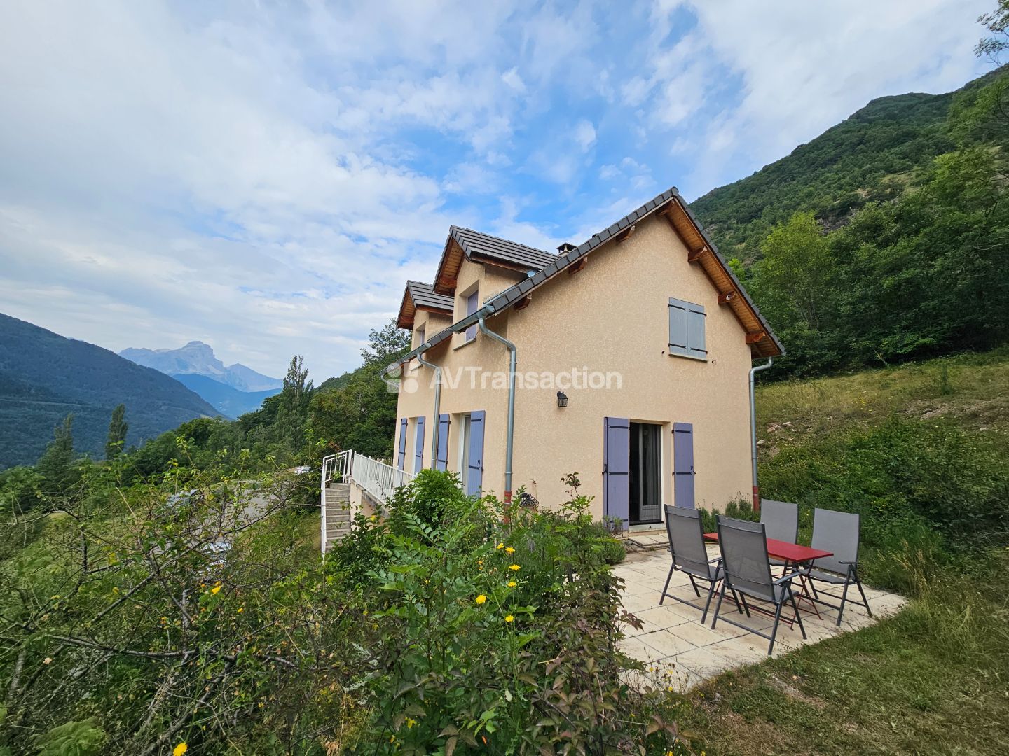Aspres-les-Corps : Maison individuelle avec vue panoramique
