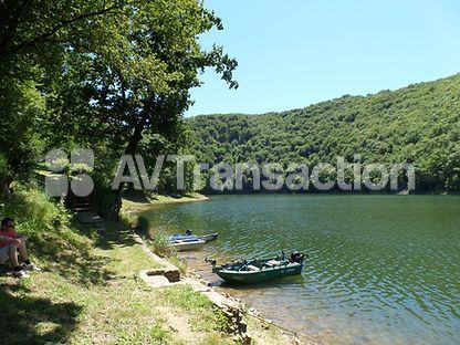 Cantal : Camping de charme ** au bord d'un lac – 30 emplacements