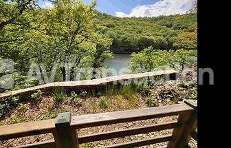 Cantal : Camping de charme ** au bord d'un lac – 30 emplacements