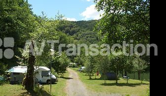 Cantal : Camping de charme ** au bord d'un lac – 30 emplacements