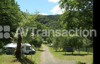 Cantal : Camping de charme ** au bord d'un lac – 30 emplacements