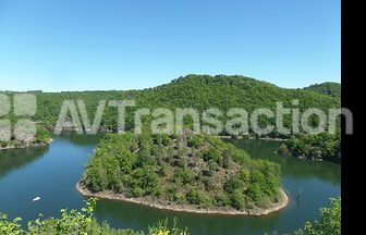 Cantal : Camping de charme ** au bord d'un lac – 30 emplacements