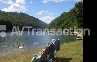 Cantal : Camping de charme ** au bord d'un lac – 30 emplacements