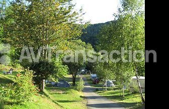 Cantal : Camping de charme ** au bord d'un lac – 30 emplacements