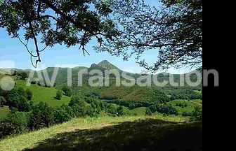 Cantal : Camping de charme ** au bord d'un lac – 30 emplacements