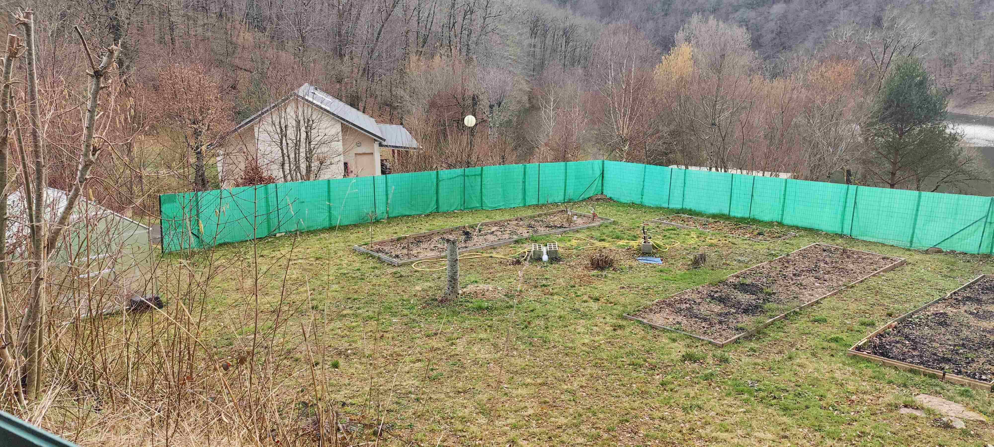 Cantal : Camping de charme ** au bord d'un lac – 30 emplacements