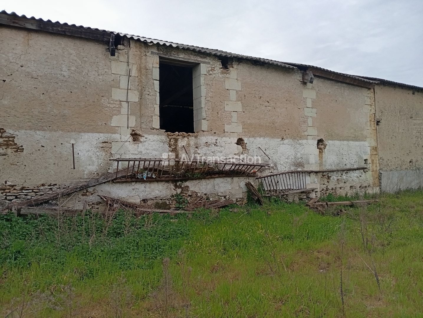 Grange à vendre  - 1 pièce(s) - 140m2 - Lencloitre (86140)