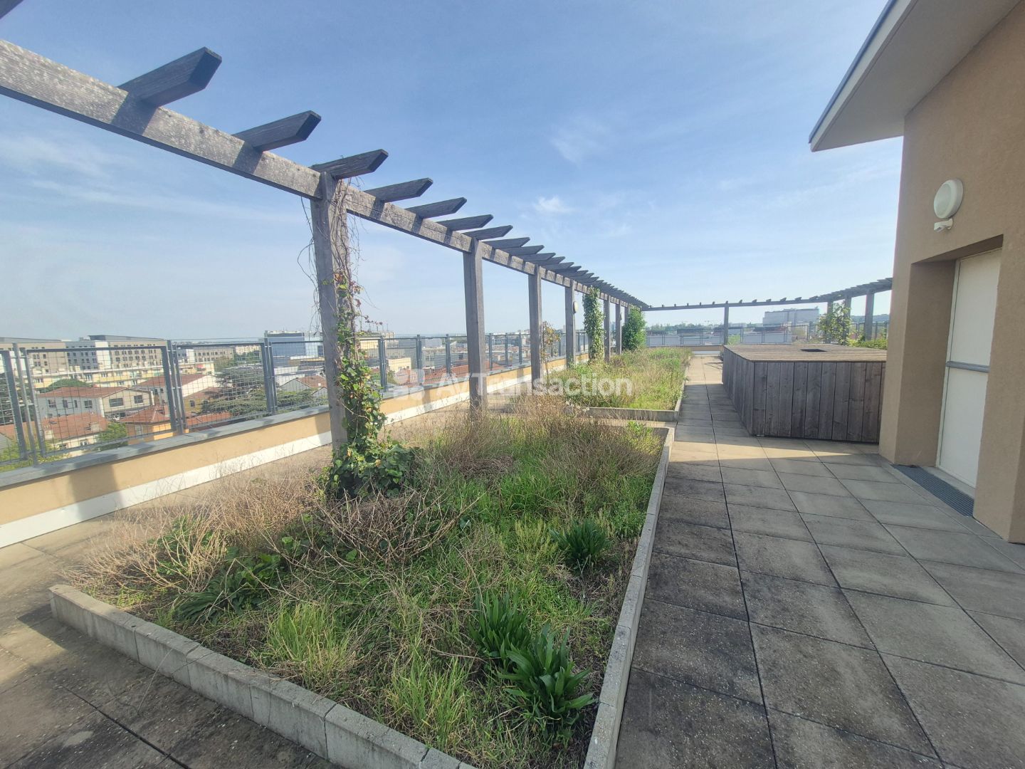 BEAU T3 DE 66m²- TERRASSE-GARAGE-CAVE- LIVRE EN 2019