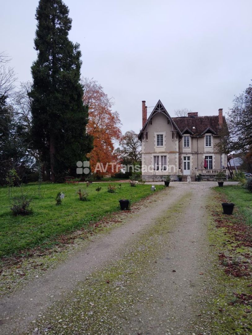 Maison à vendre  - 11 pièce(s) - 400m2 - Arcomps (18200)