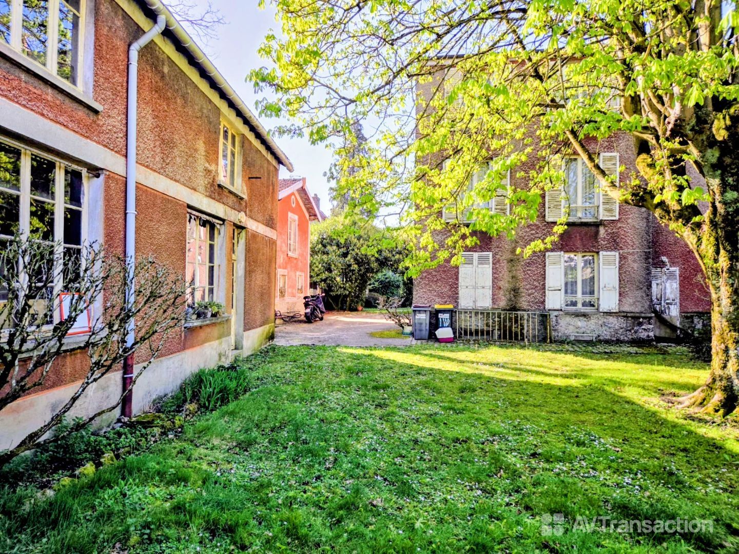 Maison de Maitre & annexes: 550m2 de potentiel a VILLEMOMBLE