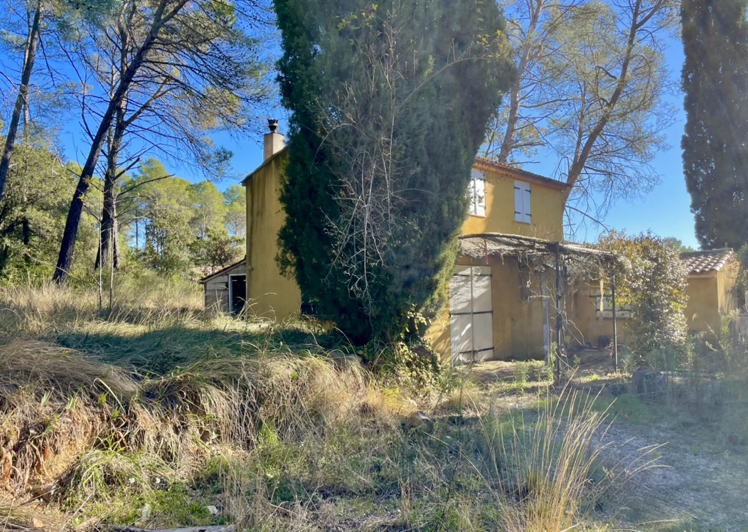 Maison à rénover dans un quartier très recherché.