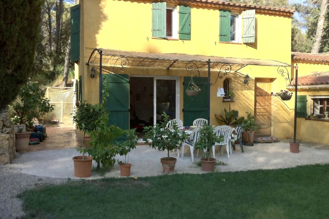 Maison à rénover dans un quartier très recherché.