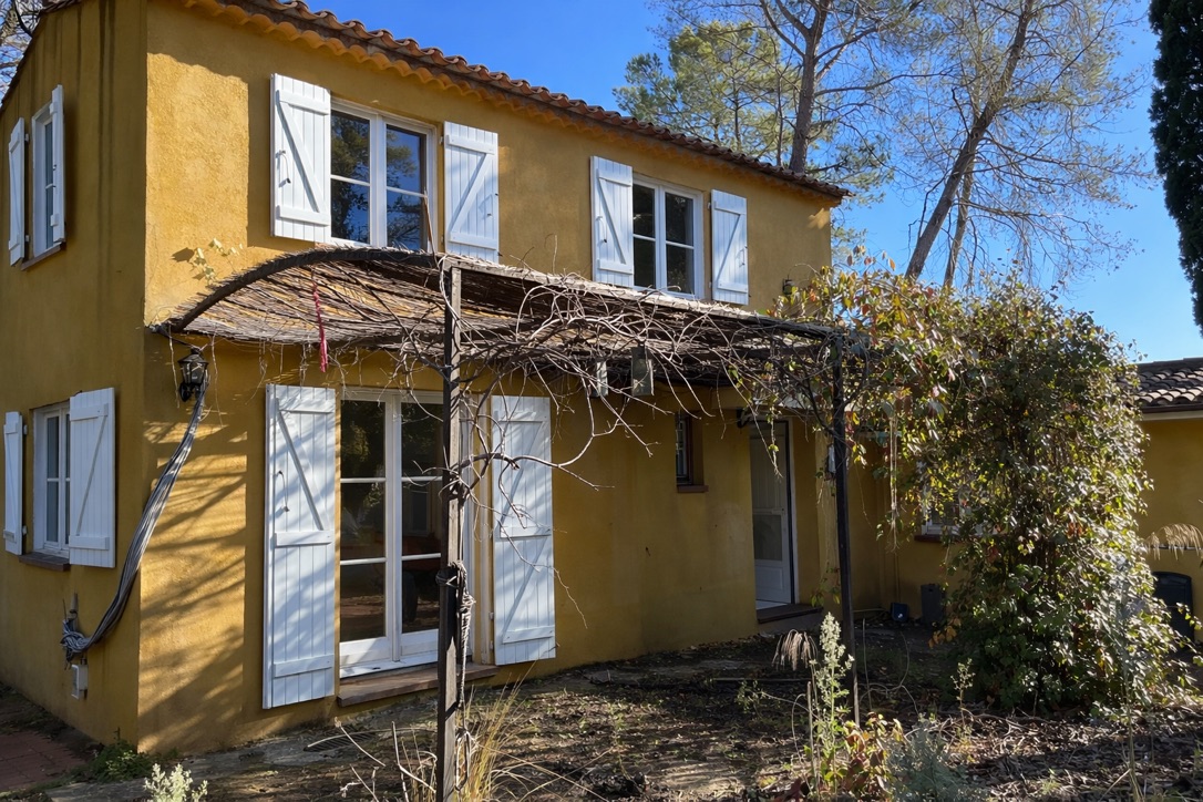 Maison à rénover dans un quartier très recherché.