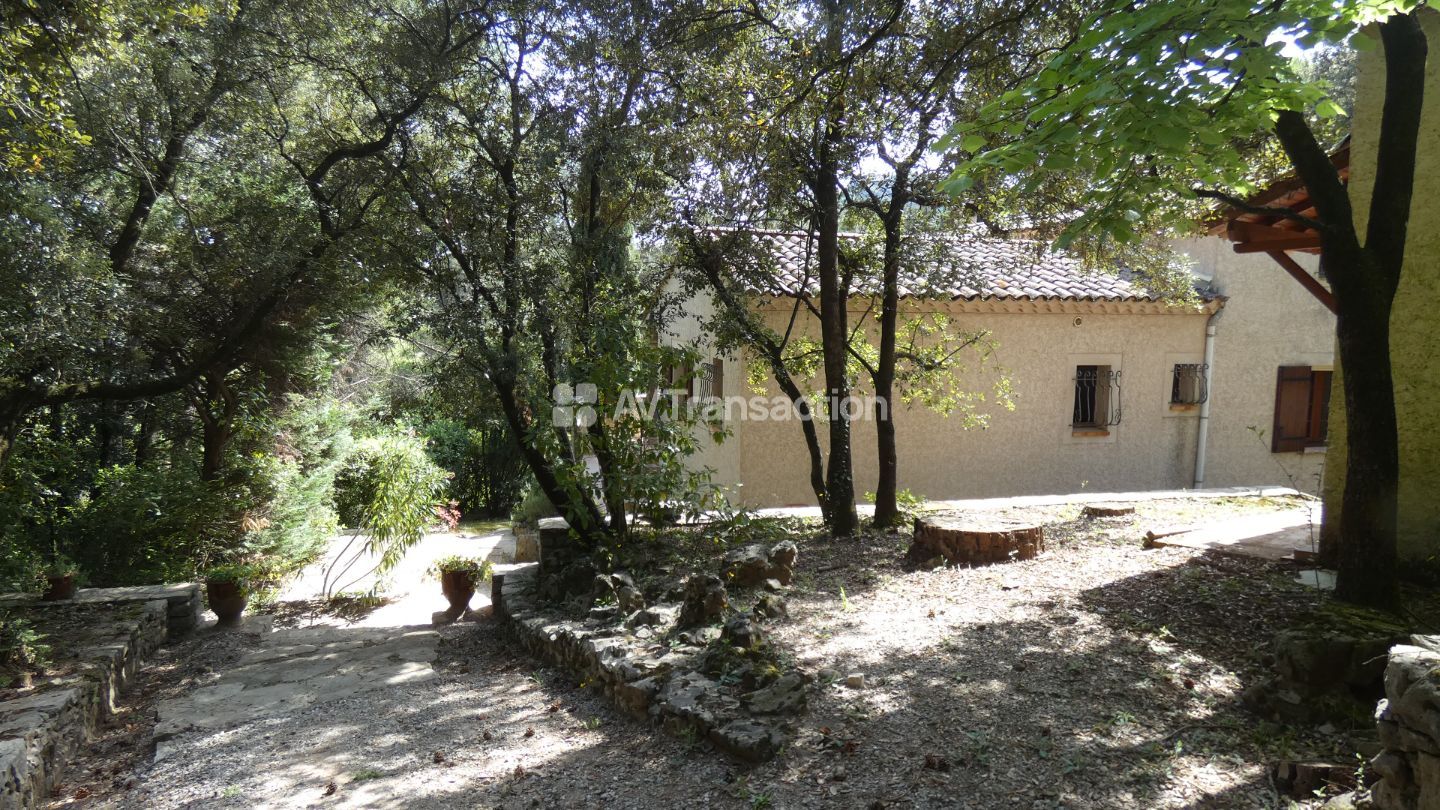 Maison de charme avec vue, terrain clos de 2 214 m²