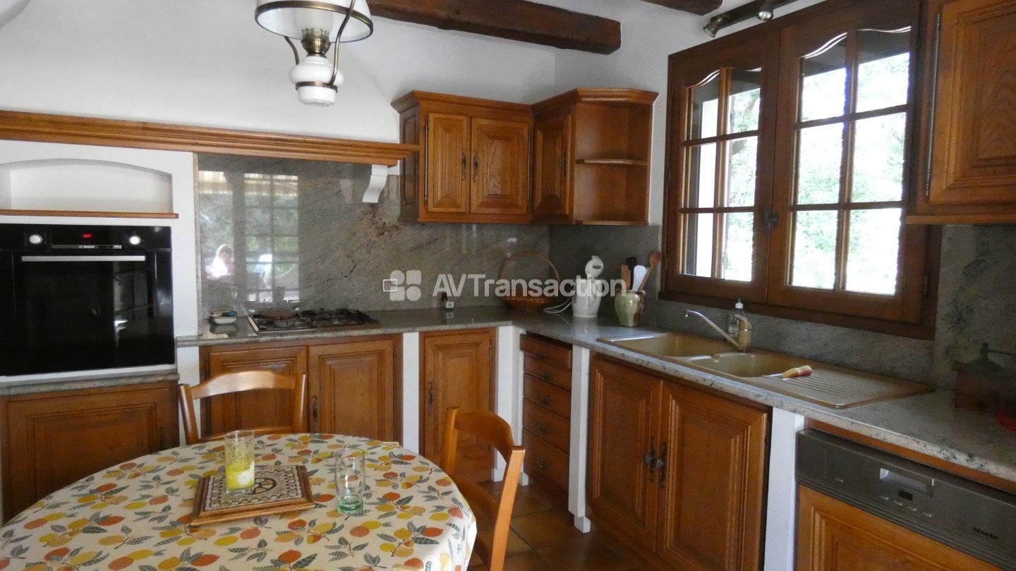 Maison de charme avec vue, terrain clos de 2 214 m²