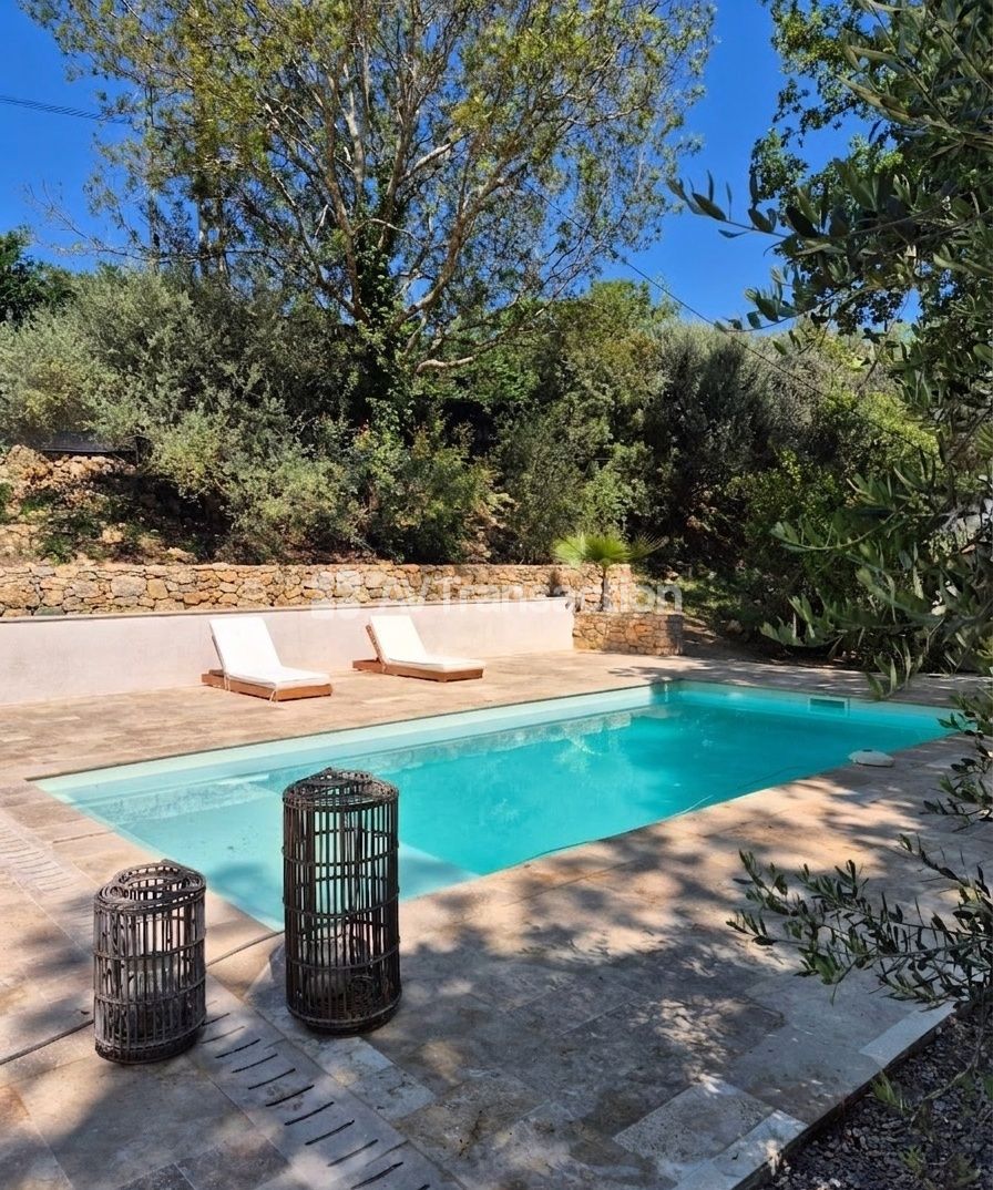 Maison dans un écrin de verdure