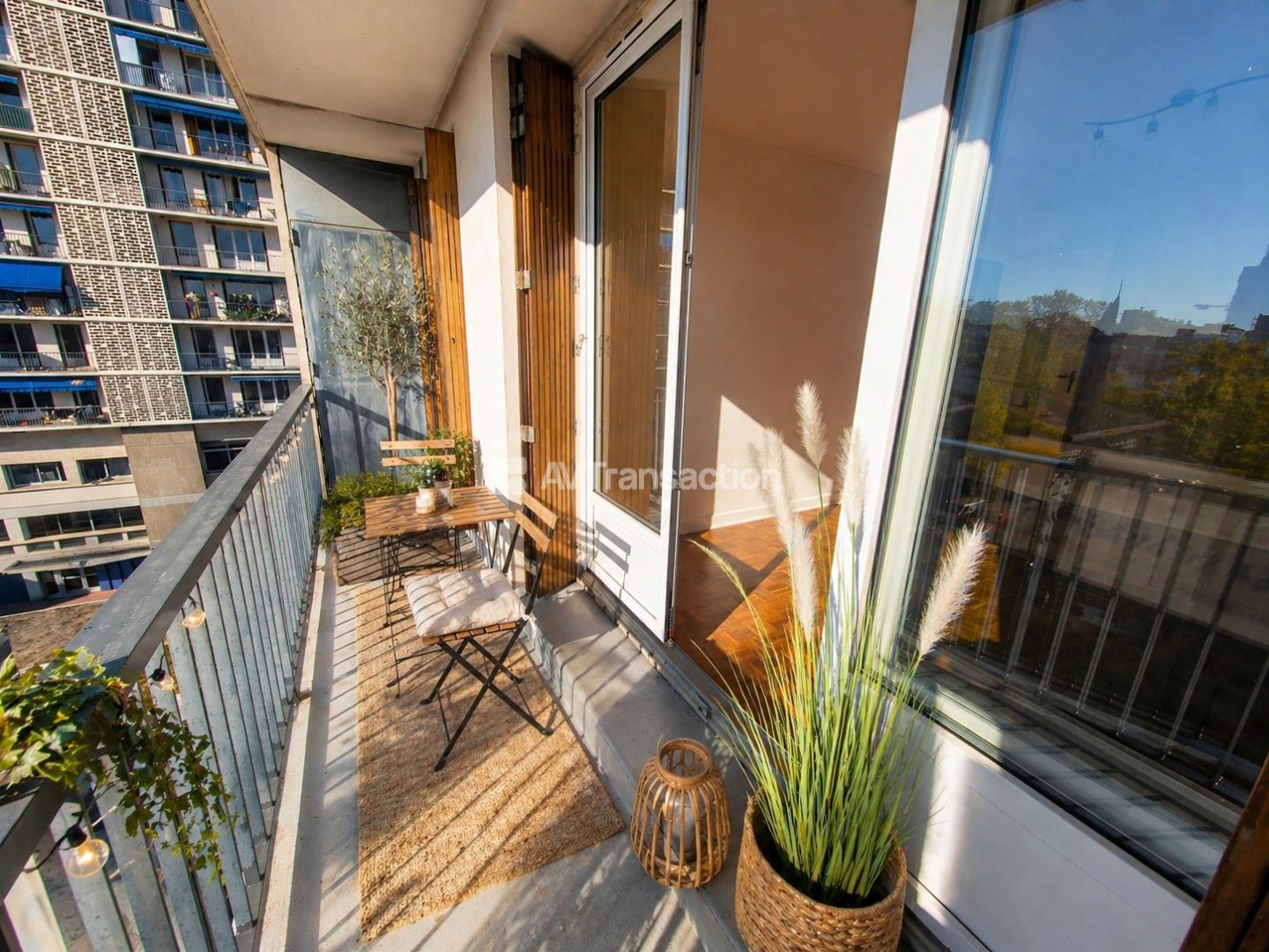 T3 Rénové de 54m²- Balcon - Parking- Cave- A 2 PAS DU METRO A