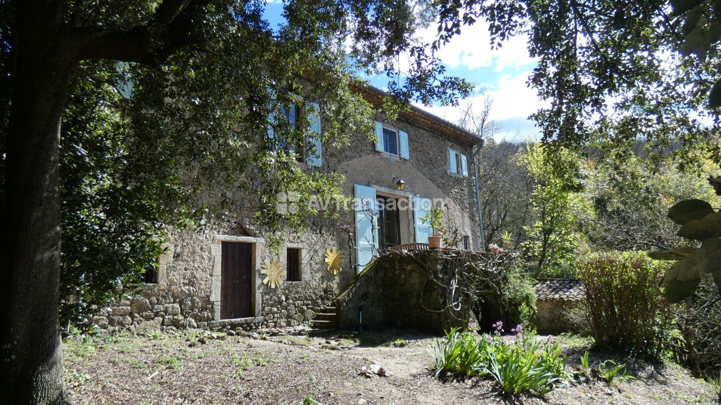 Mas mitoyen avec gîte sur 2271 m²