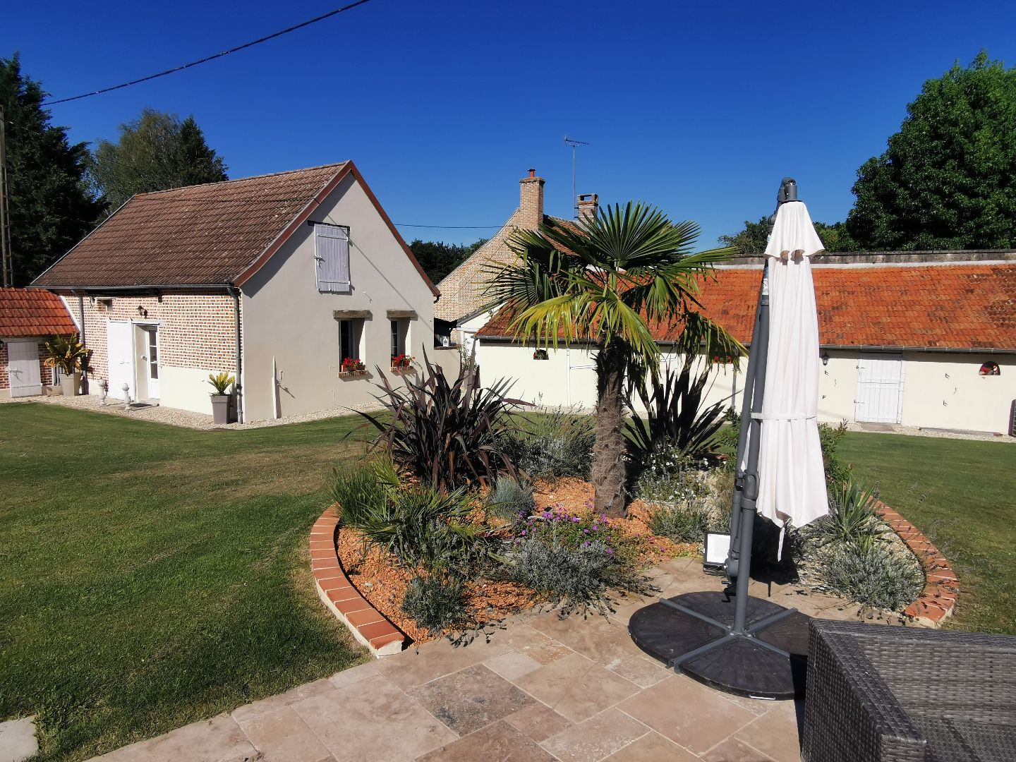 Longère rénovée avec maison d’amis, spa et piscine en Sologne