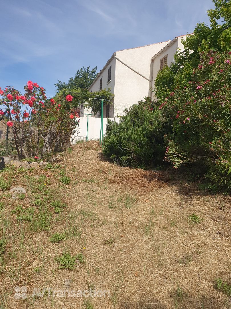 EVISA, maison de village atypique avec jardin.