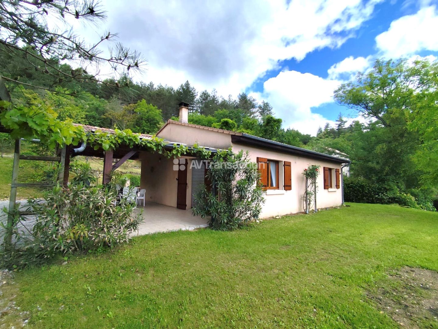 Maison avec piscine plus terrain constructible indépendant