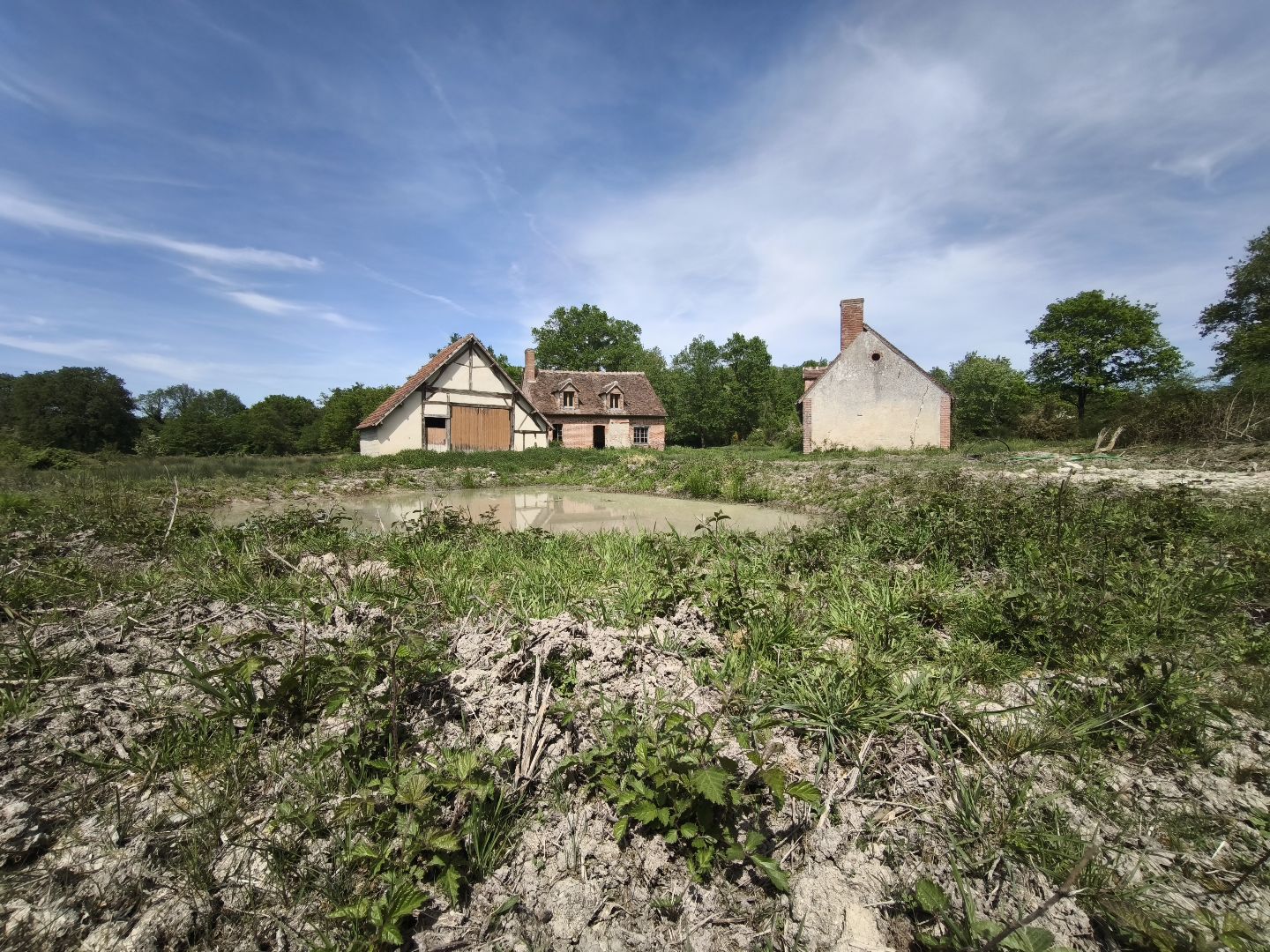 Corp de ferme à restaurer sur 8 hectares de terrain environ