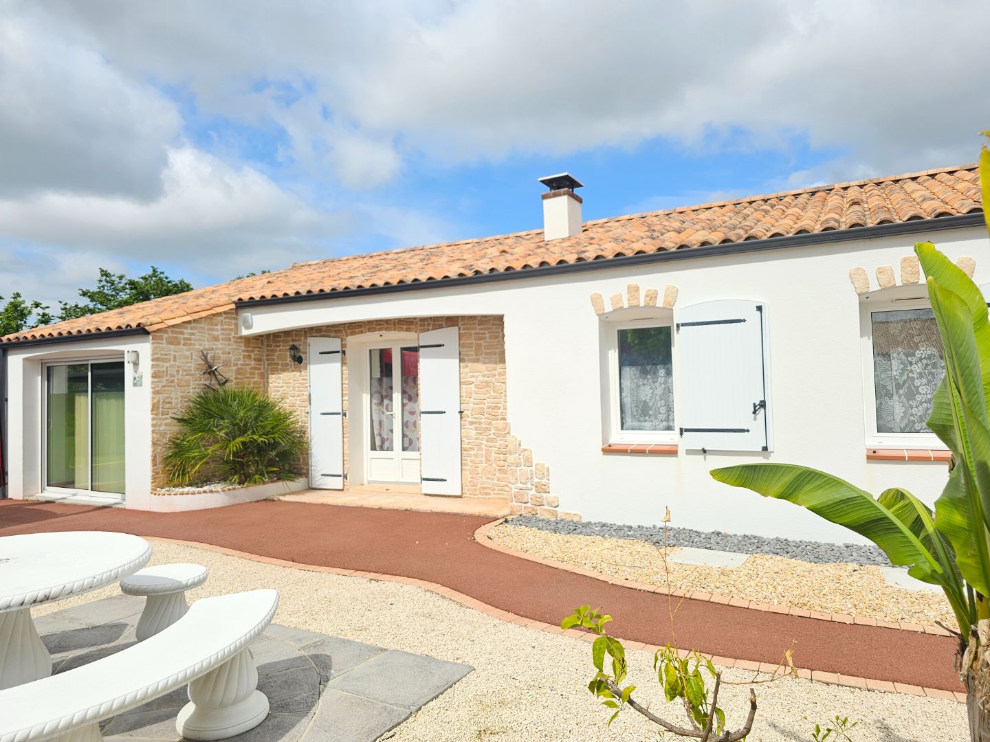 Maison familiale avec dépendance et grand garage à Challans