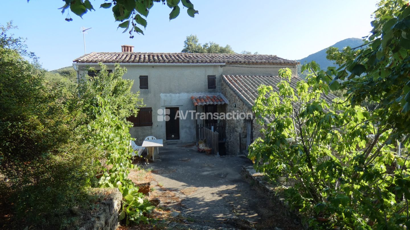 Maikson en pierres, source 2 hectares