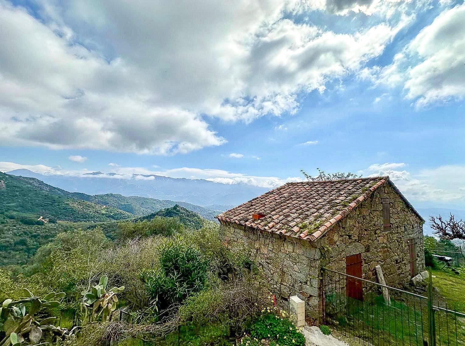 Maison en pierre à rénover - Terrain vue montagne - Sarrola