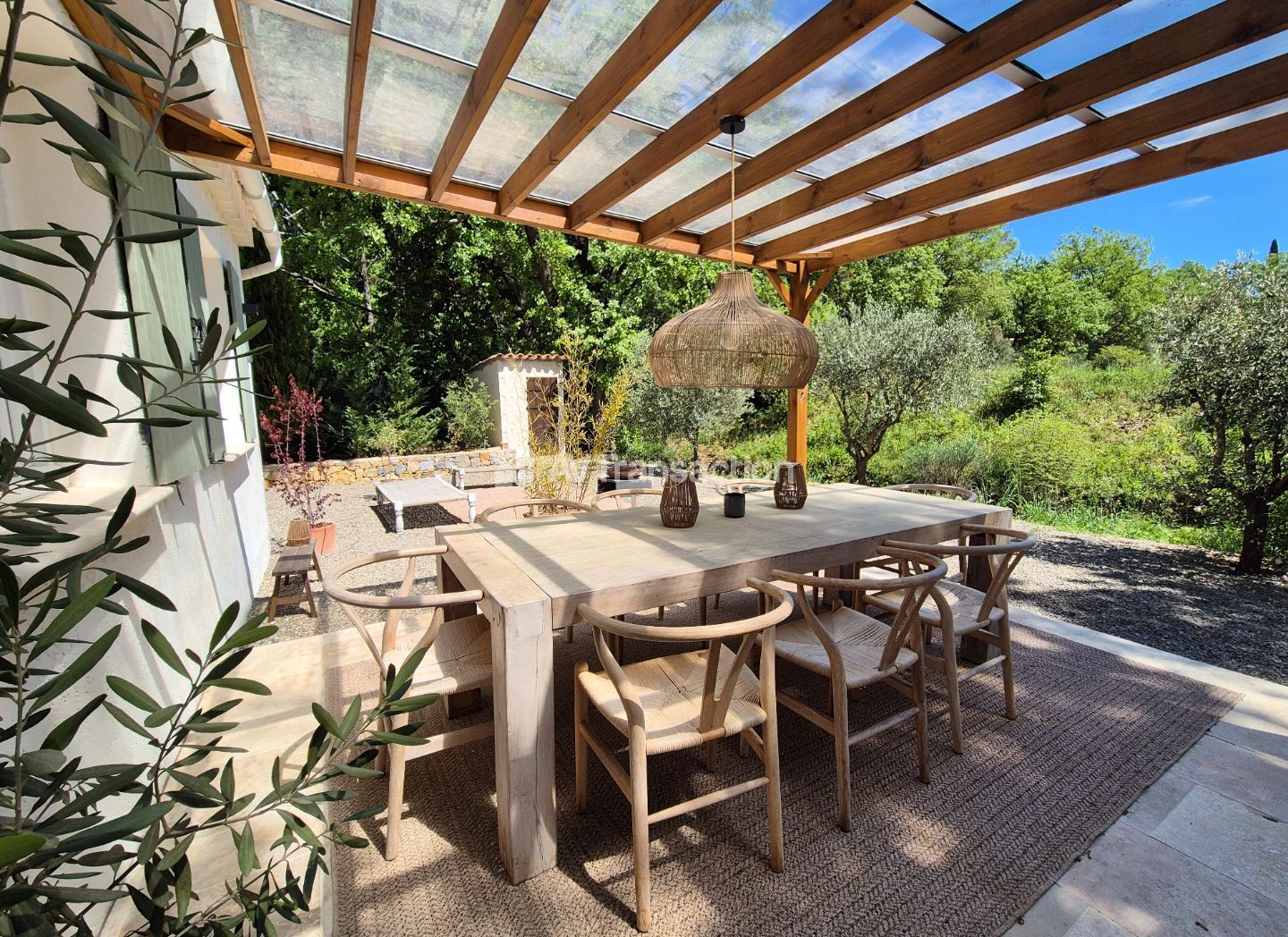Maison dans un écrin de verdure