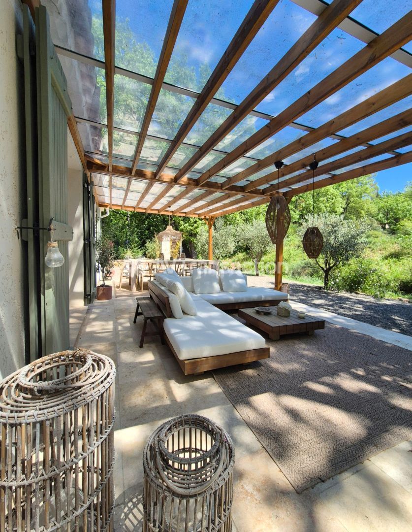 Maison dans un écrin de verdure