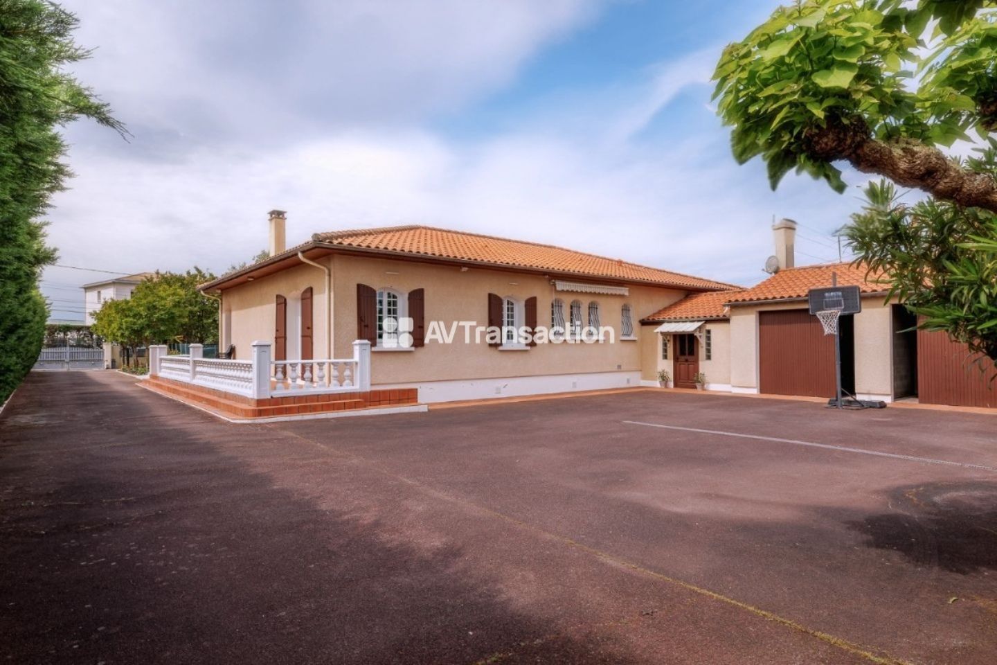 Maison plain pied avec piscine et double garage