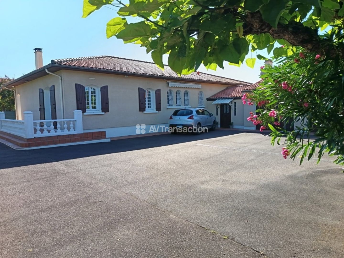 Maison plain pied avec piscine et double garage