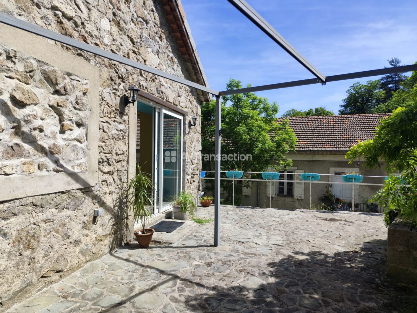 Habitation, poss. 2 logements plus 150m2 atelier/garage, source