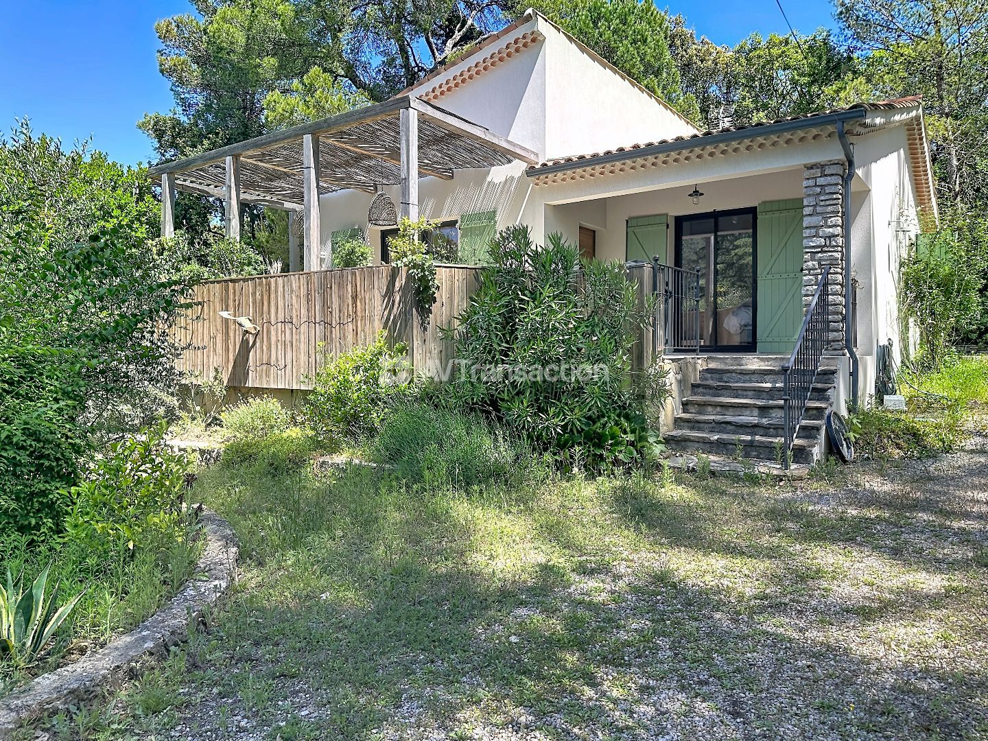 Villa de charme dans un écrin de verdure avec piscine