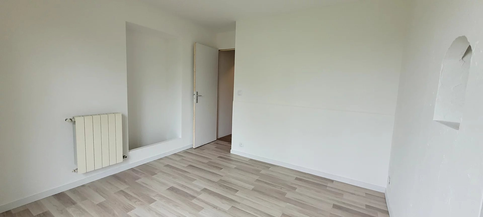 33230 COUTRAS-MAISON 134 M² - 3/4 CHAMBRES-PISCINE-1600M² JARDIN