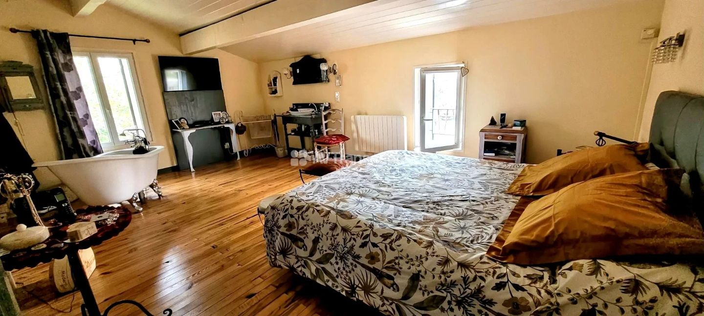 33720 GUILLOS - MAISON EN PIERRES 210M² PARC 10000M² PISCINE