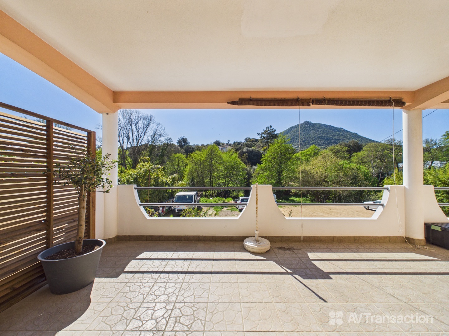 T4 familial 96 m² avec terrasse et parking – AFA 
