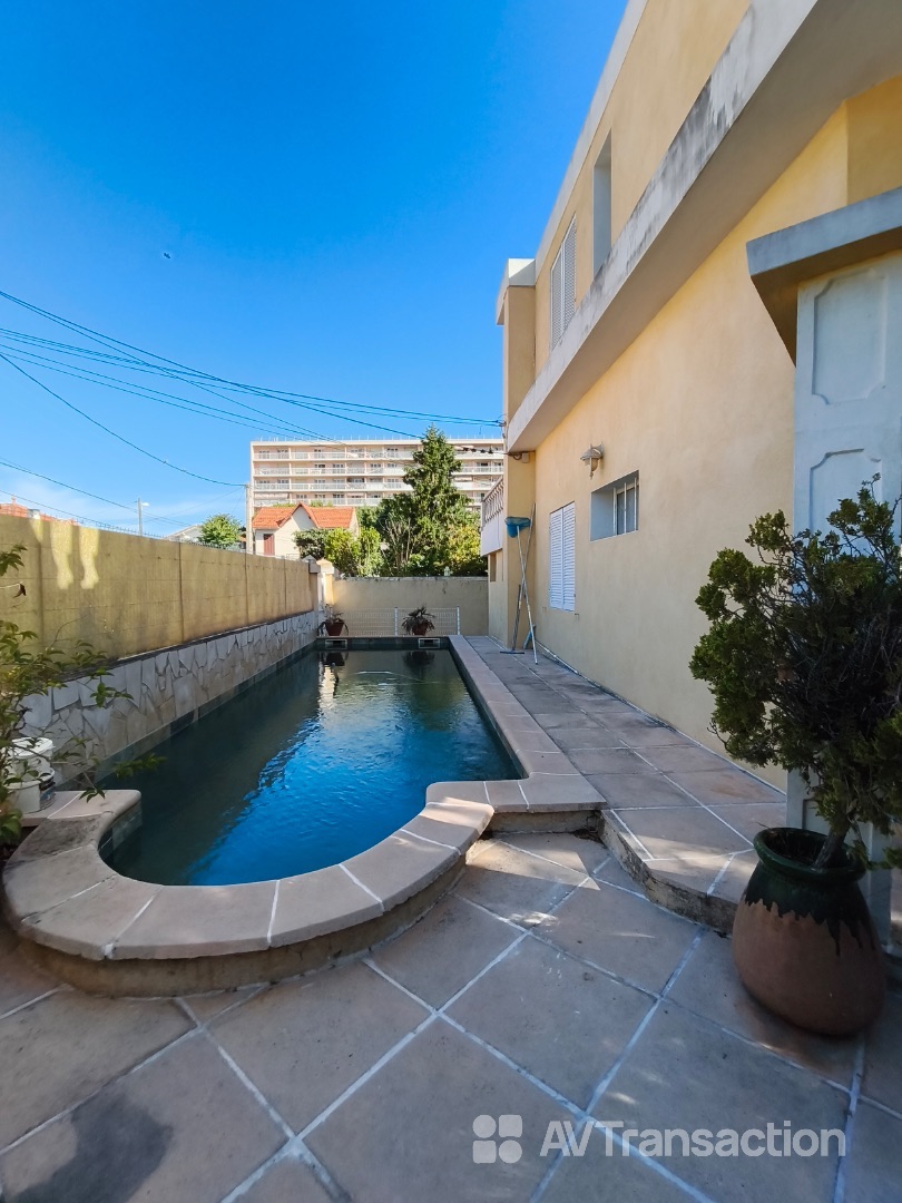 Villa avec piscine et jardin au calme coeur 9eme !