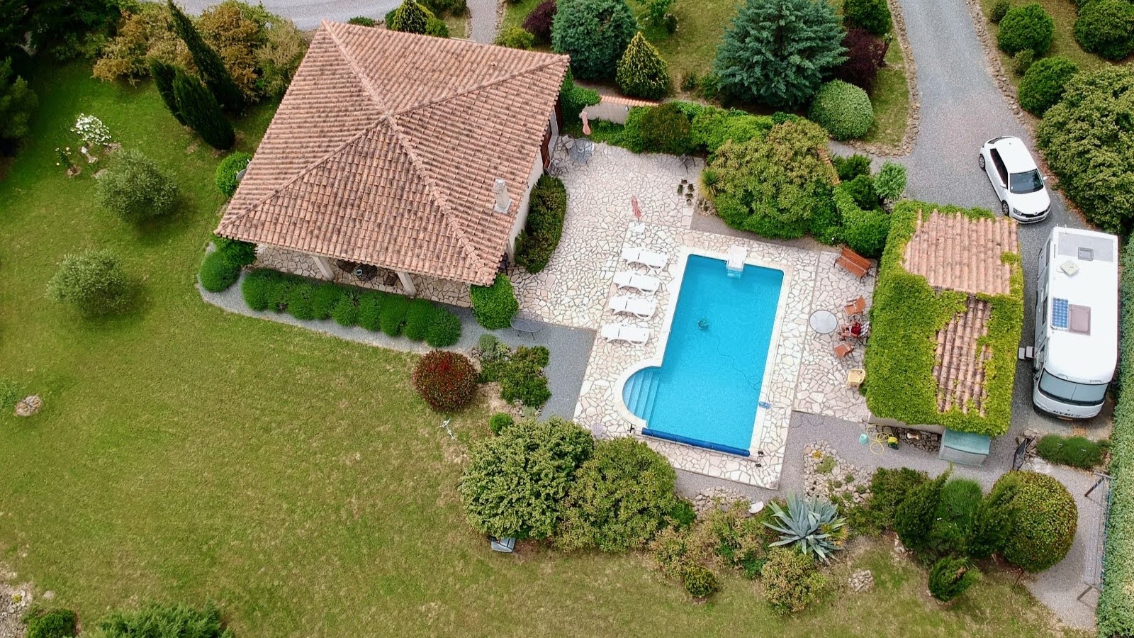 Villa avec belle vue, piscine, garage, jardin 2622 m² à Aigne