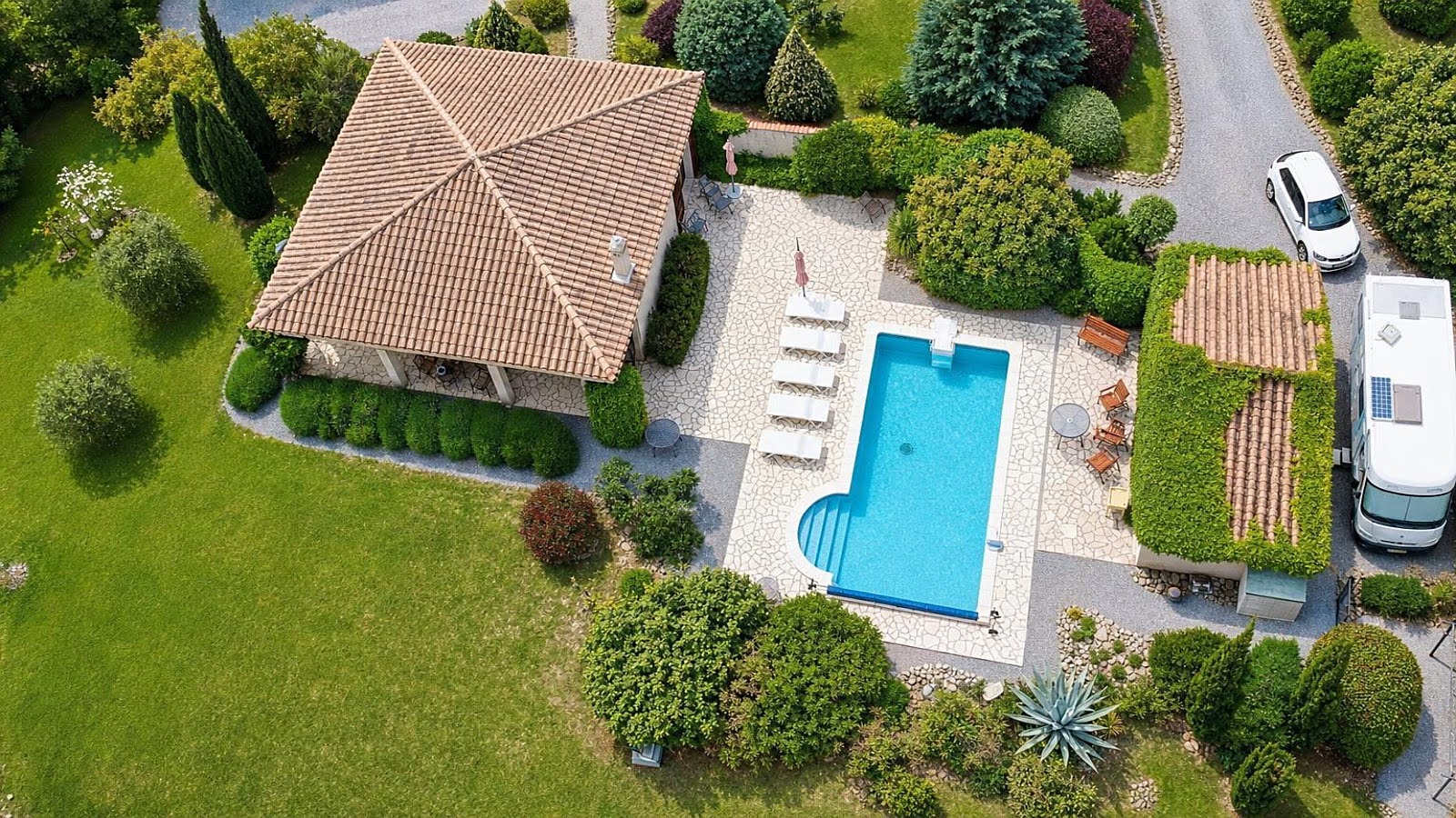 Villa avec belle vue, piscine, garage, jardin 2622 m² à Aigne