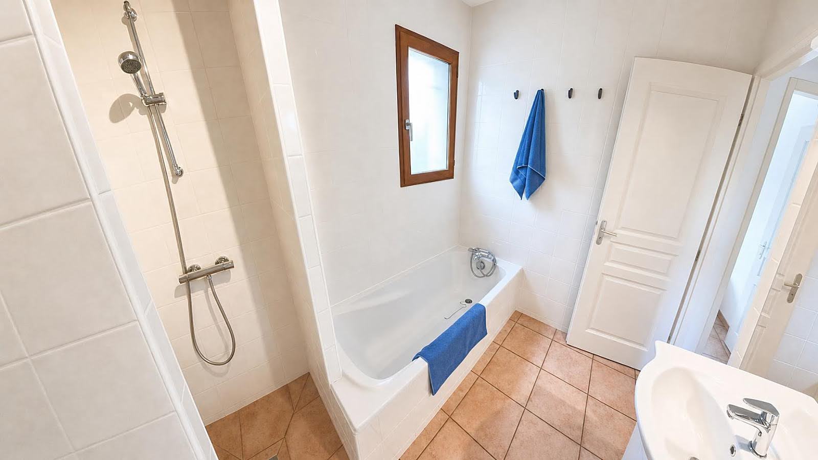 Villa avec belle vue, piscine, garage, jardin 2622 m² à Aigne