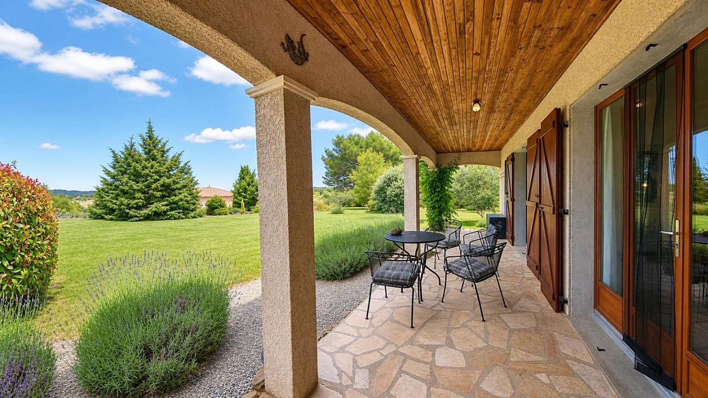 Villa avec belle vue, piscine, garage, jardin 2622 m² à Aigne