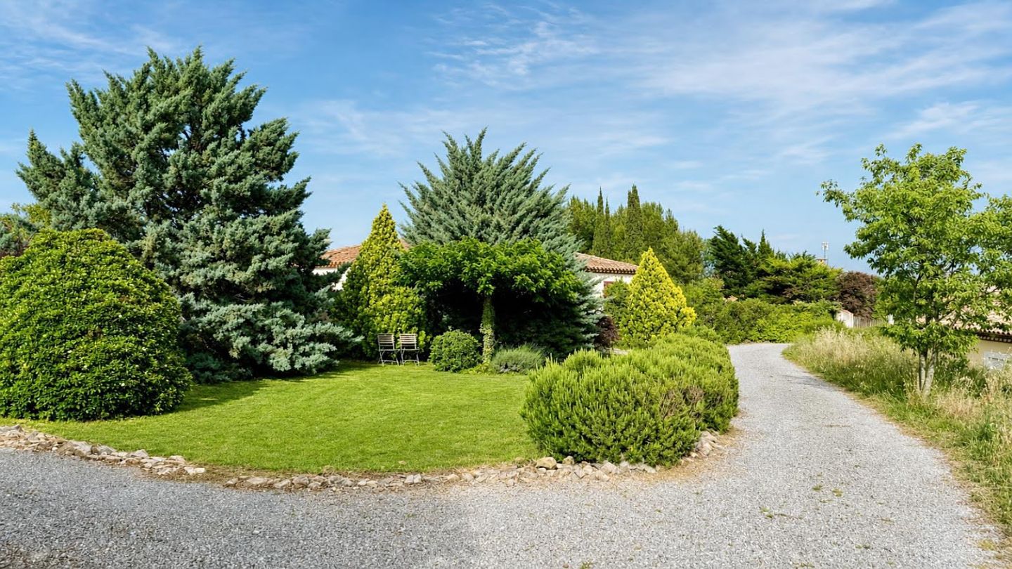 Villa avec belle vue, piscine, garage, jardin 2622 m² à Aigne