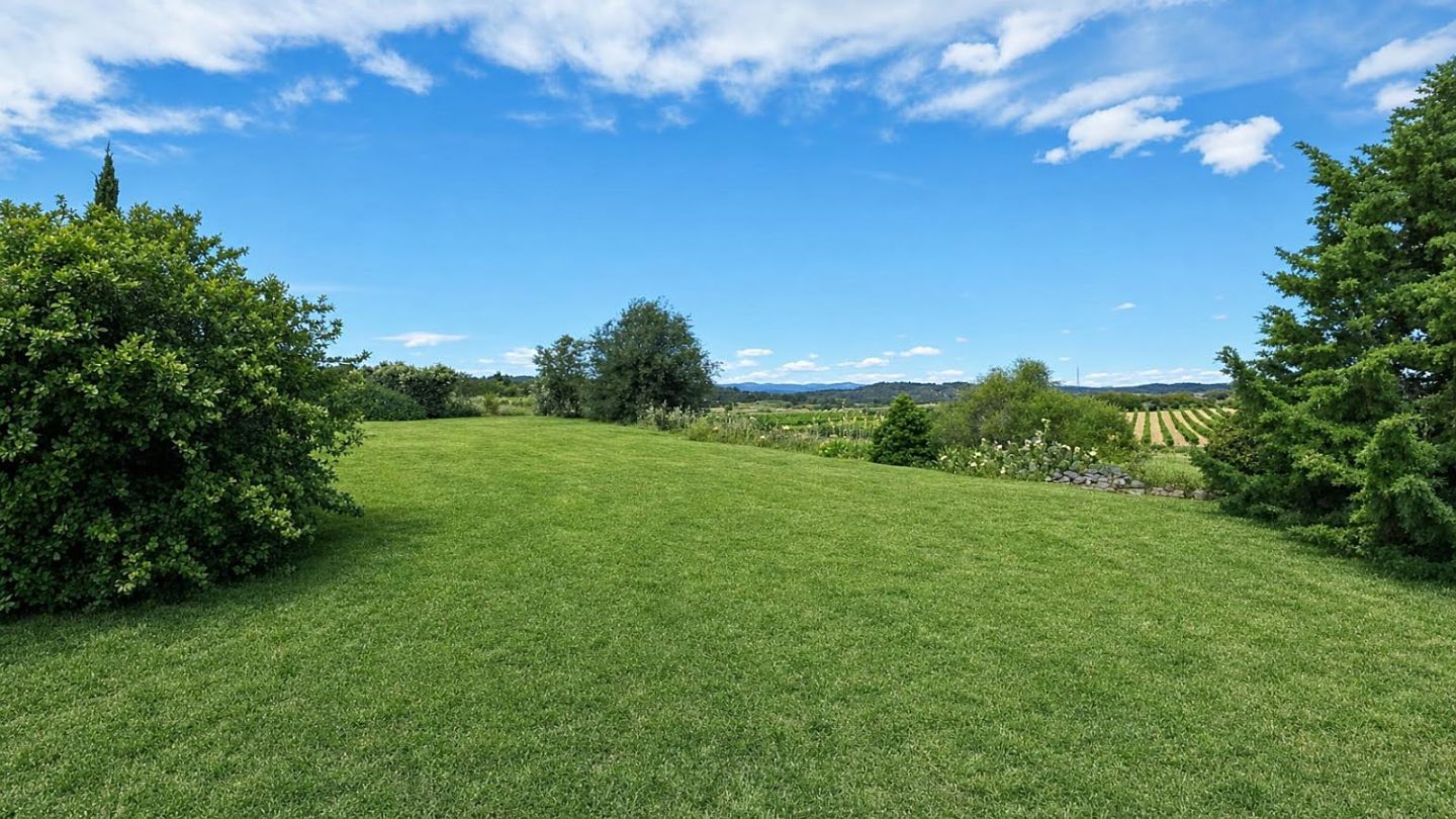 Villa avec belle vue, piscine, garage, jardin 2622 m² à Aigne